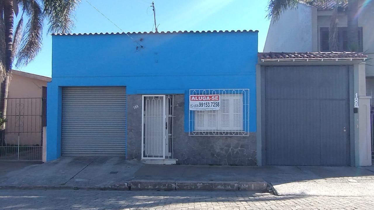 Aluga-se excelente casa no bairro Fragata, localizada na Rua Frederico Bastos