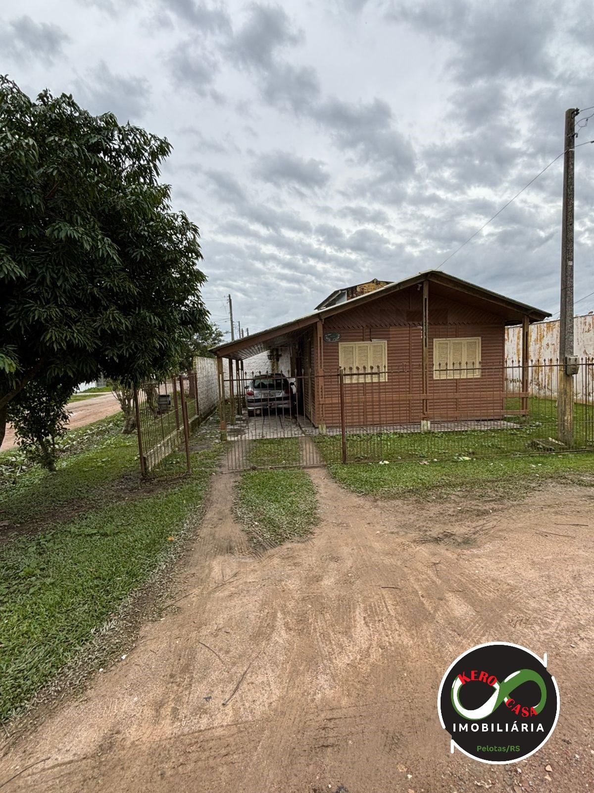 Casa à venda, cinco dormitórios ao todo, Santa Terezinha, PELOTAS - RS