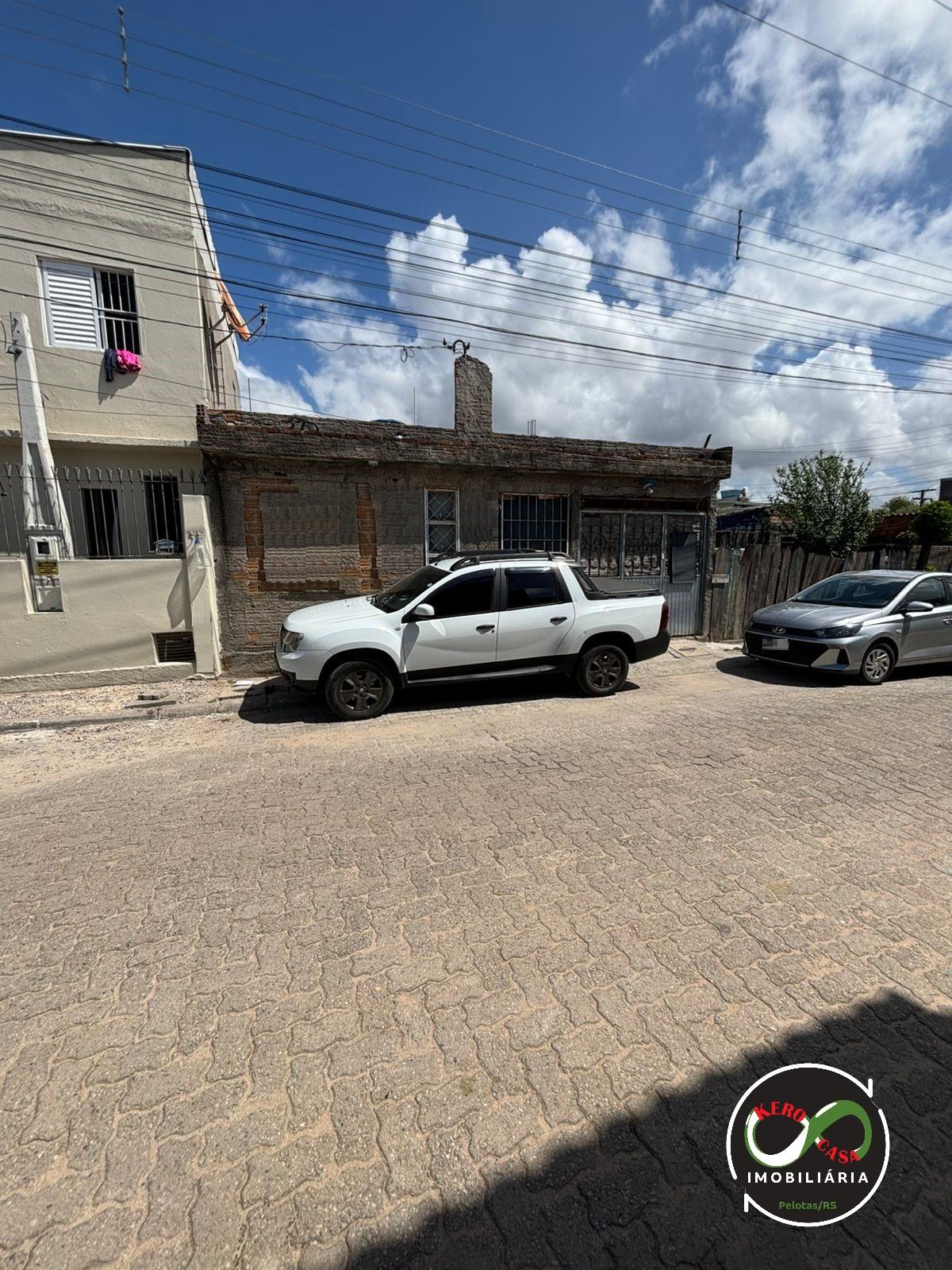 Sobrado em construção à venda, terreno amplo, Porto, PELOTAS - RS