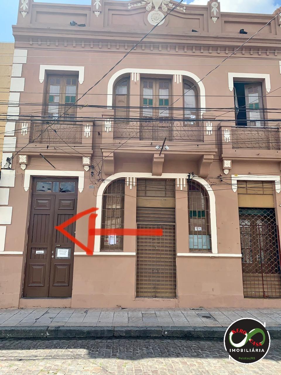 Vende-se sobrado, próximo à Praça Cel. Pedro Osório, PELOTAS - RS