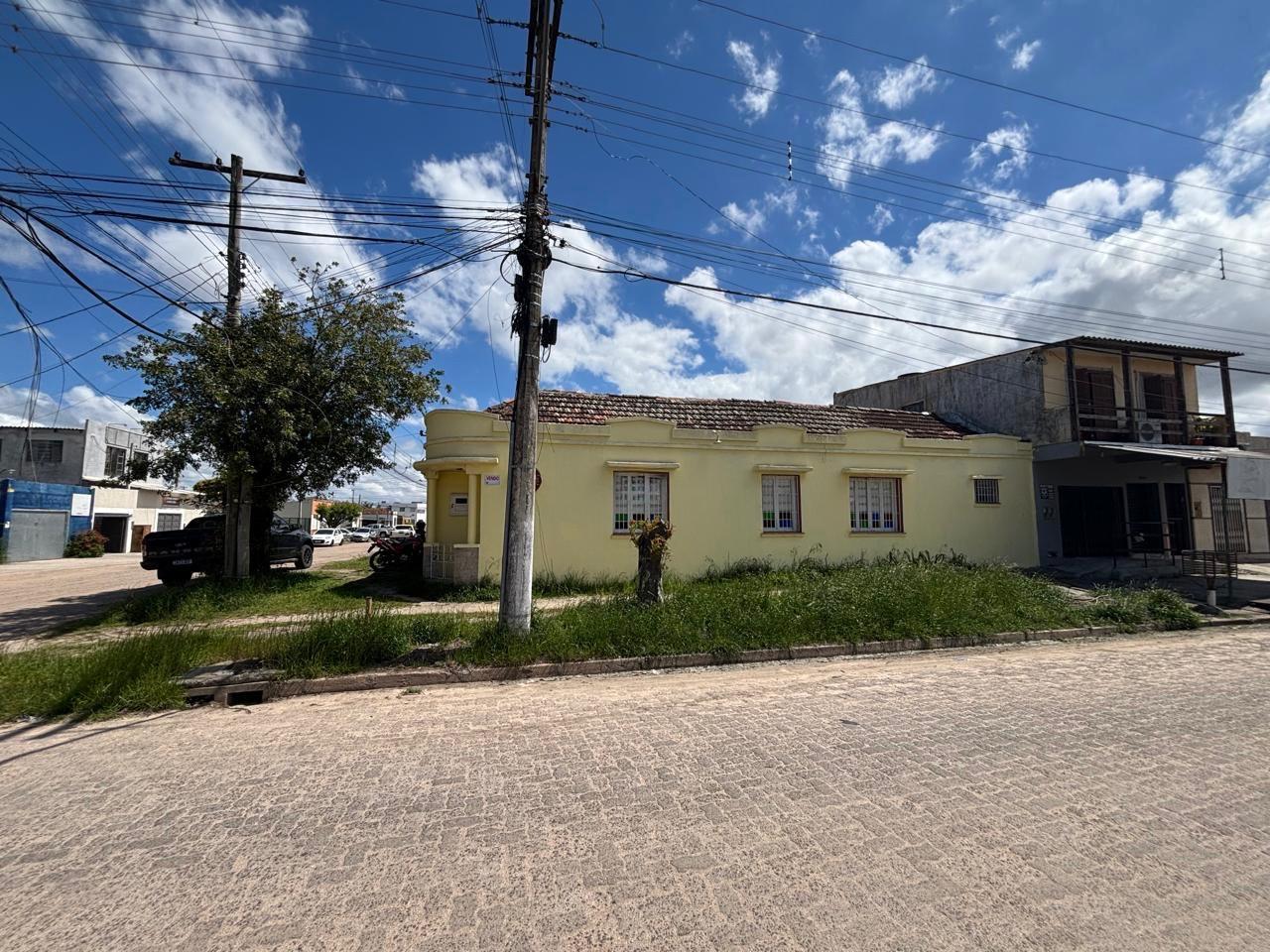 Vende-se casa localizada , Pelotas-RS, próximo a Jk. Ótima posição solar