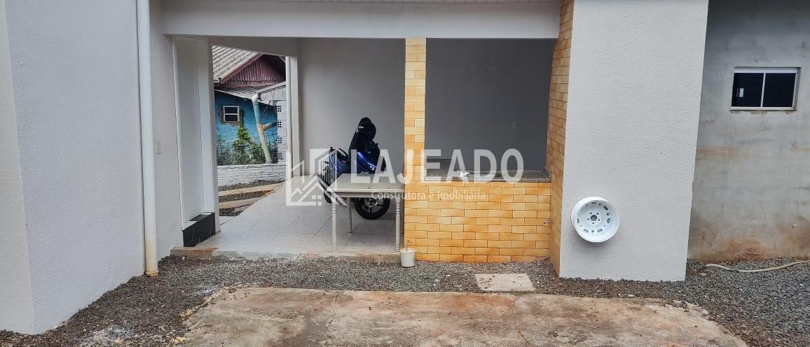 VENDE-SE CASA, LOCALIZADA NO BAIRRO SAGRADA FAMÍLIA