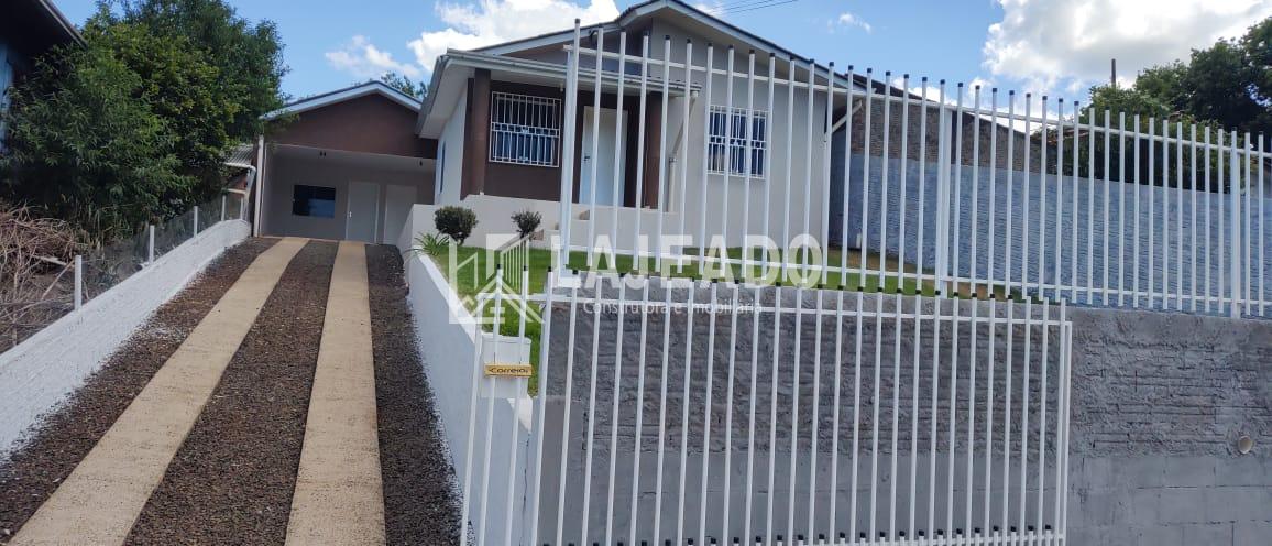 VENDE-SE CASA, LOCALIZADA NO BAIRRO SAGRADA FAMÍLIA