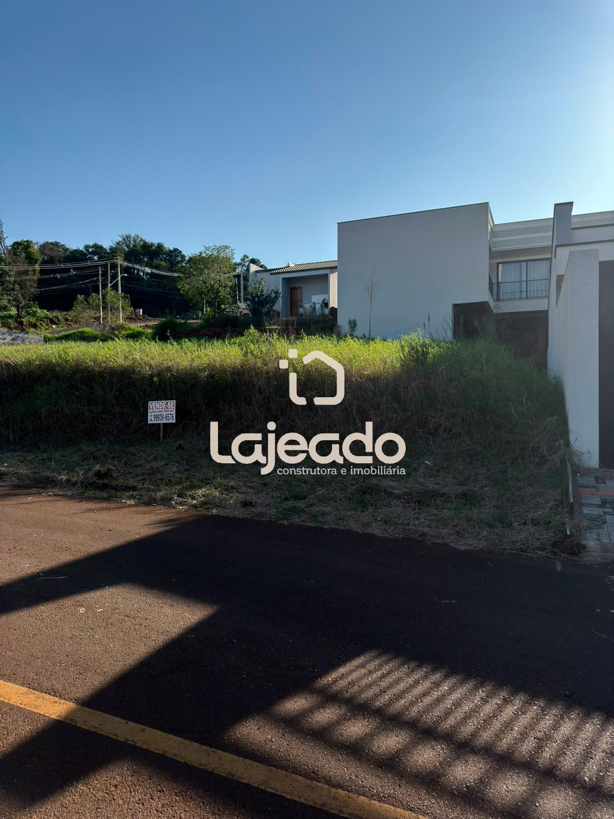 VENDE-SE TERRENO AMPLO EM ÓTIMA LOCALIZAÇÃO NO LOTEAMENTO REAL...