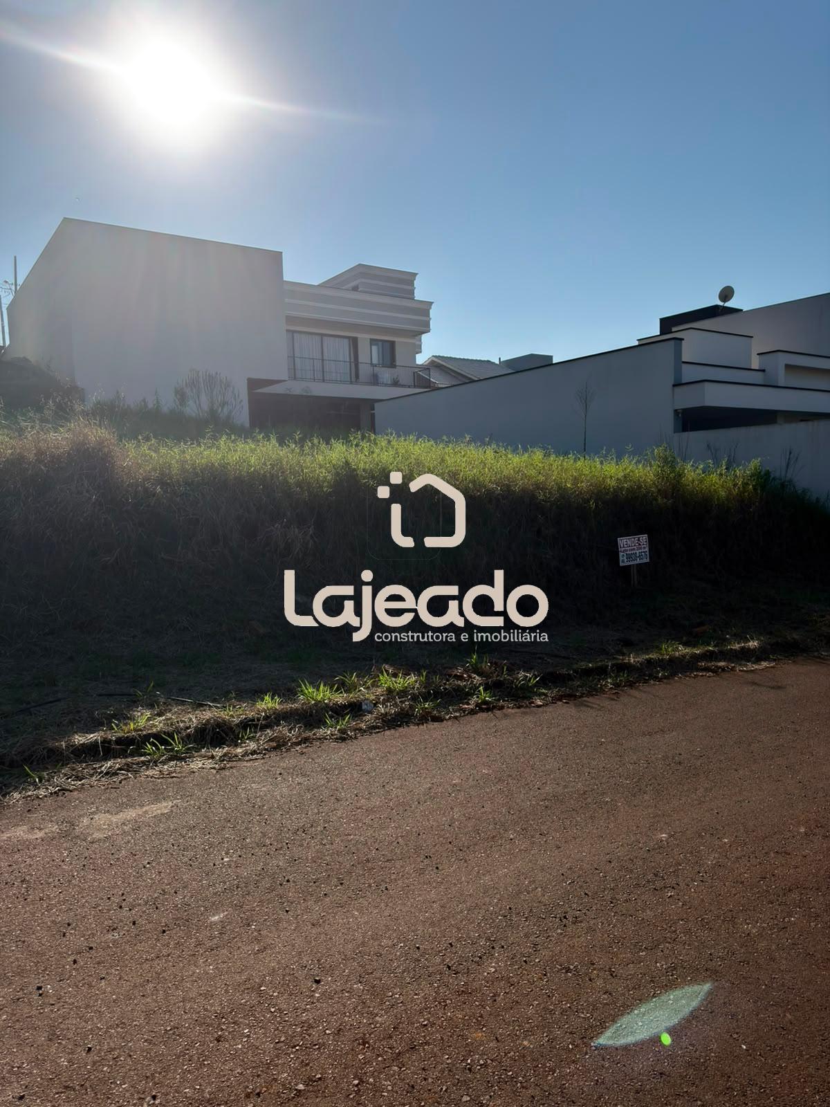 VENDE-SE TERRENO AMPLO EM ÓTIMA LOCALIZAÇÃO NO LOTEAMENTO REAL...