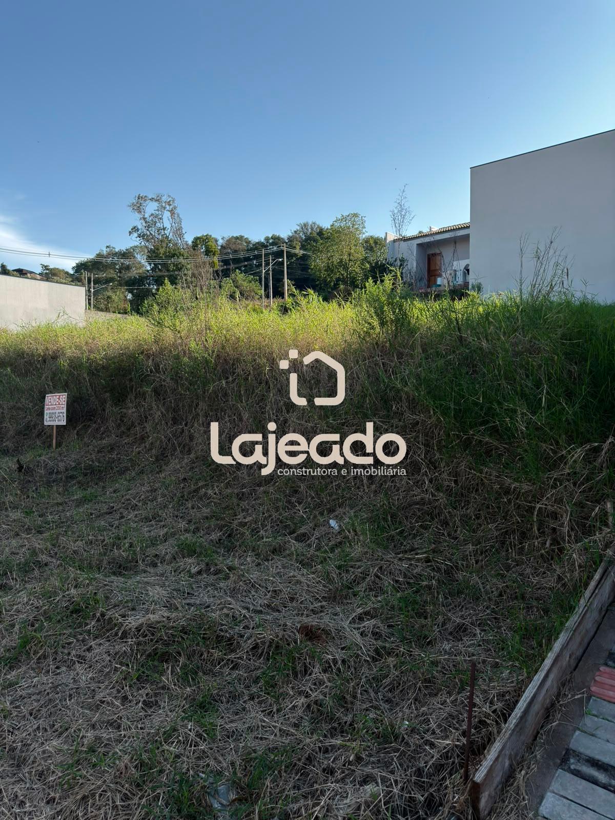 VENDE-SE TERRENO AMPLO EM ÓTIMA LOCALIZAÇÃO NO LOTEAMENTO REAL...