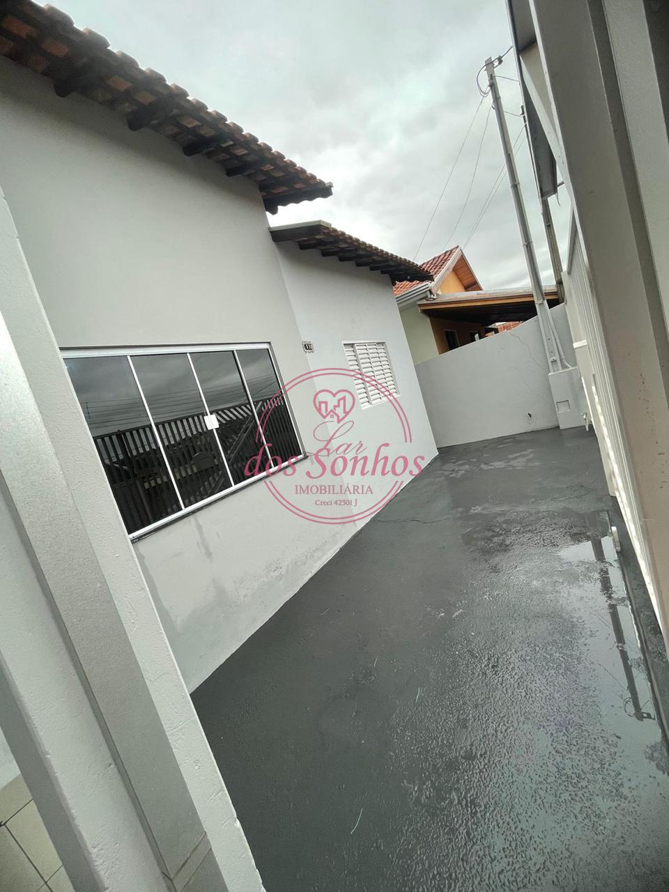 LINDA CASA À VENDA, LOCALIZADA EM PIRAPOZINHO - SP