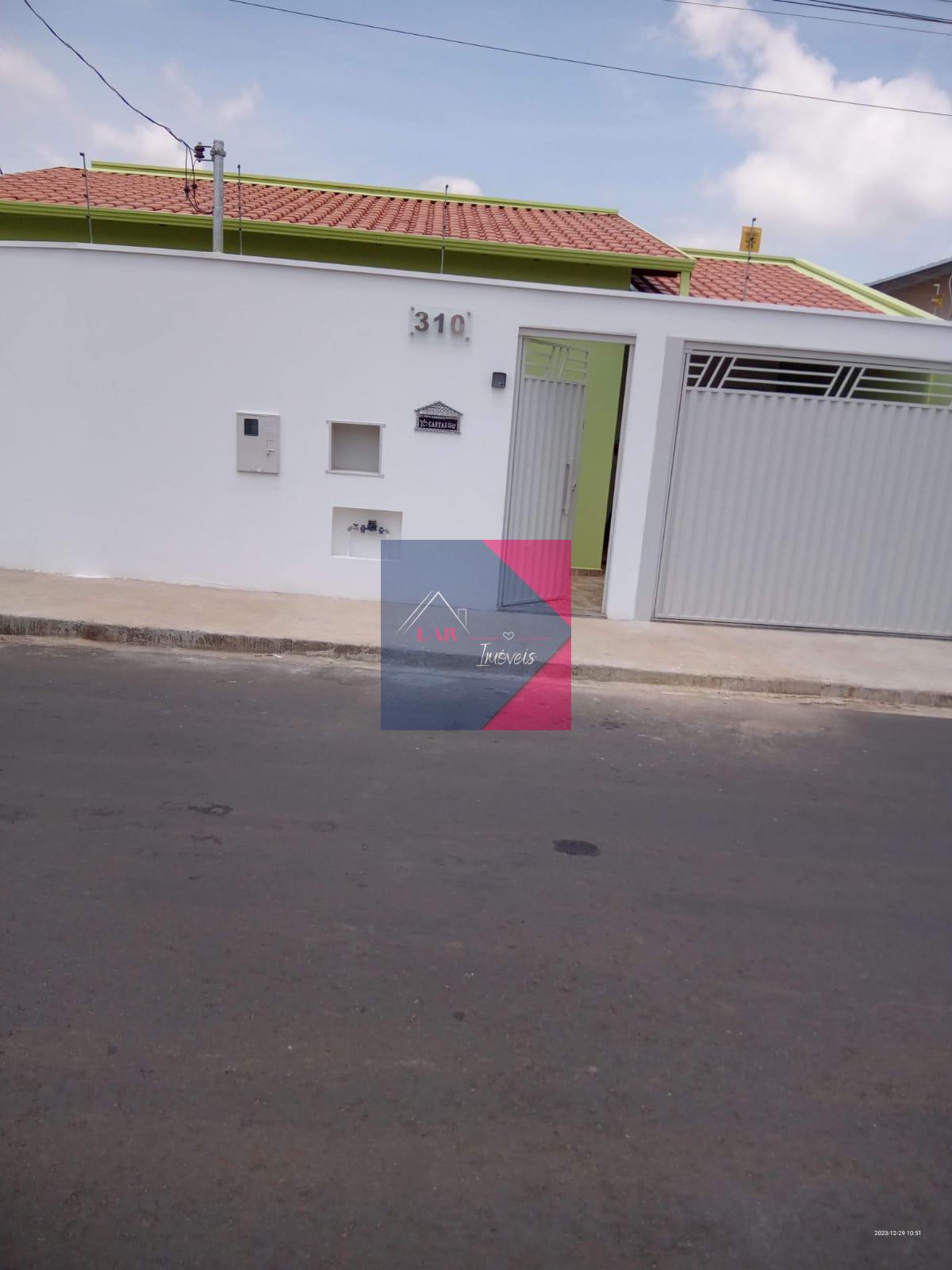Uma bela casa com localização no bairro Jardim Aeroporto, com ótimo acabamento