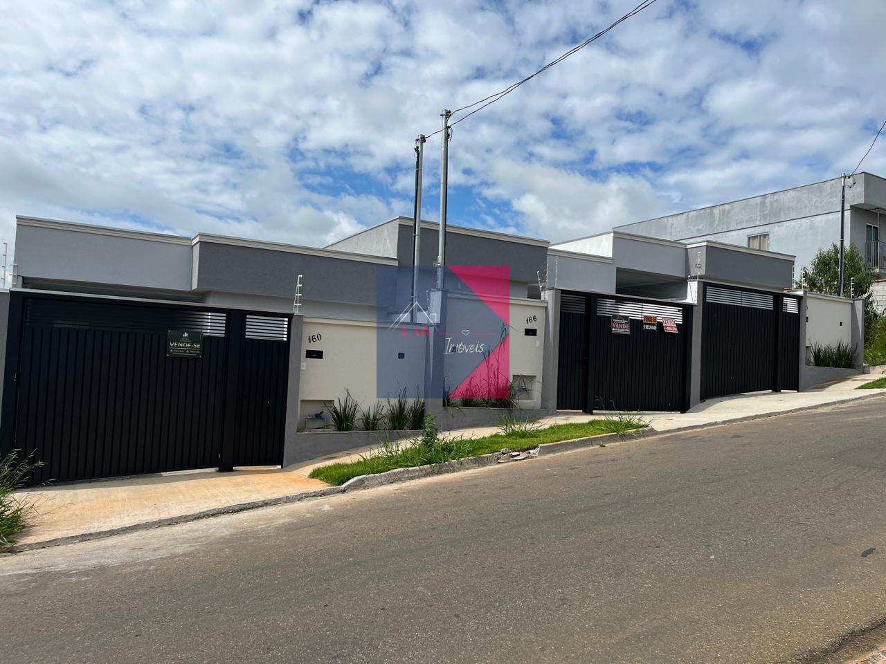 Uma Casa com excelente acabamento, localizada no Bairro Parque Real.