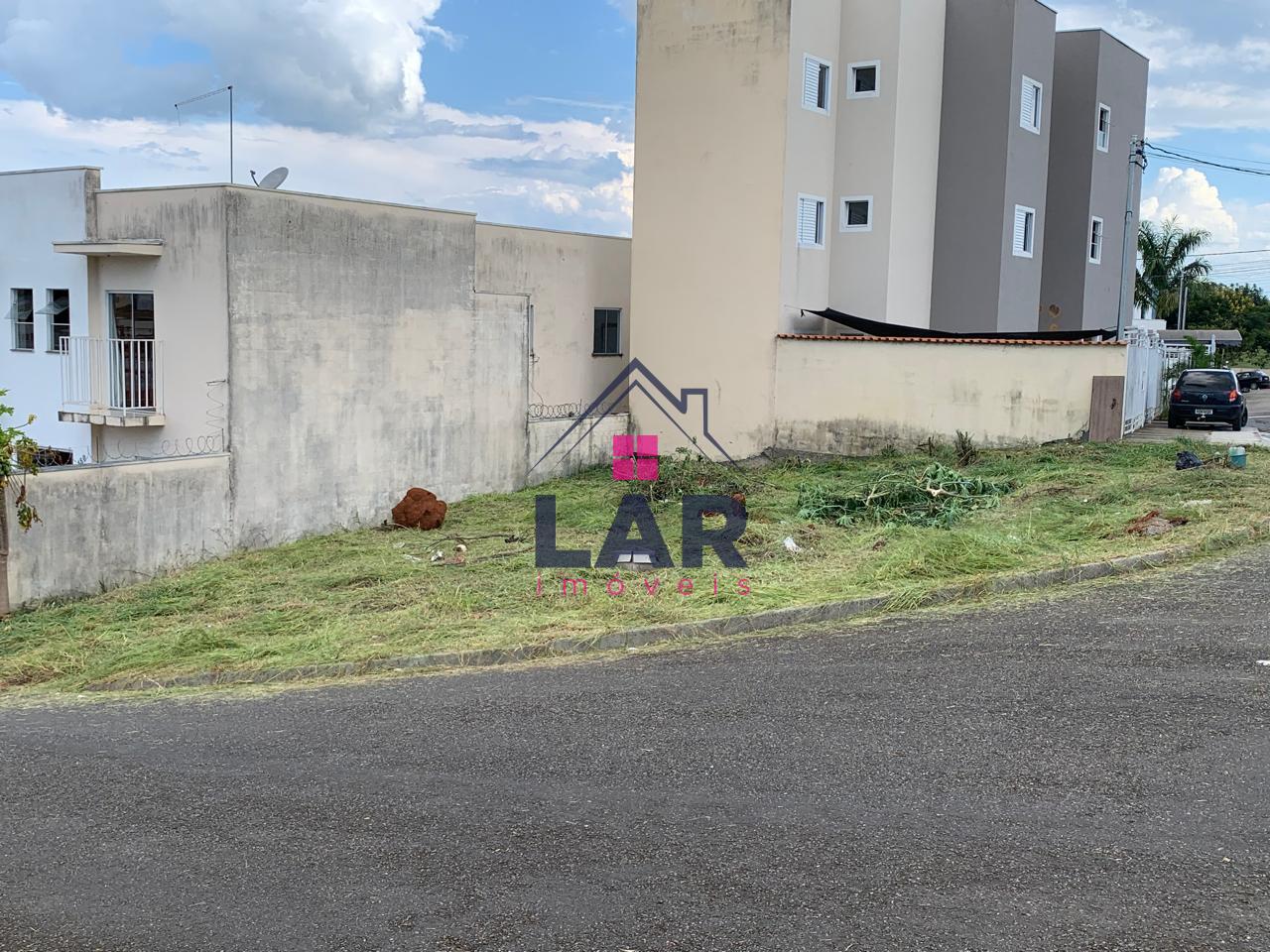 Um lote com excelente localização no bairro Parque Real,  com 213 m .