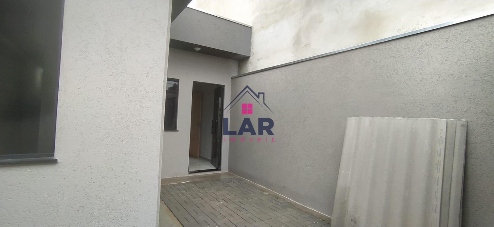 Vende-se uma casa localizada no bairro Parque Real, com excelente acabamento.