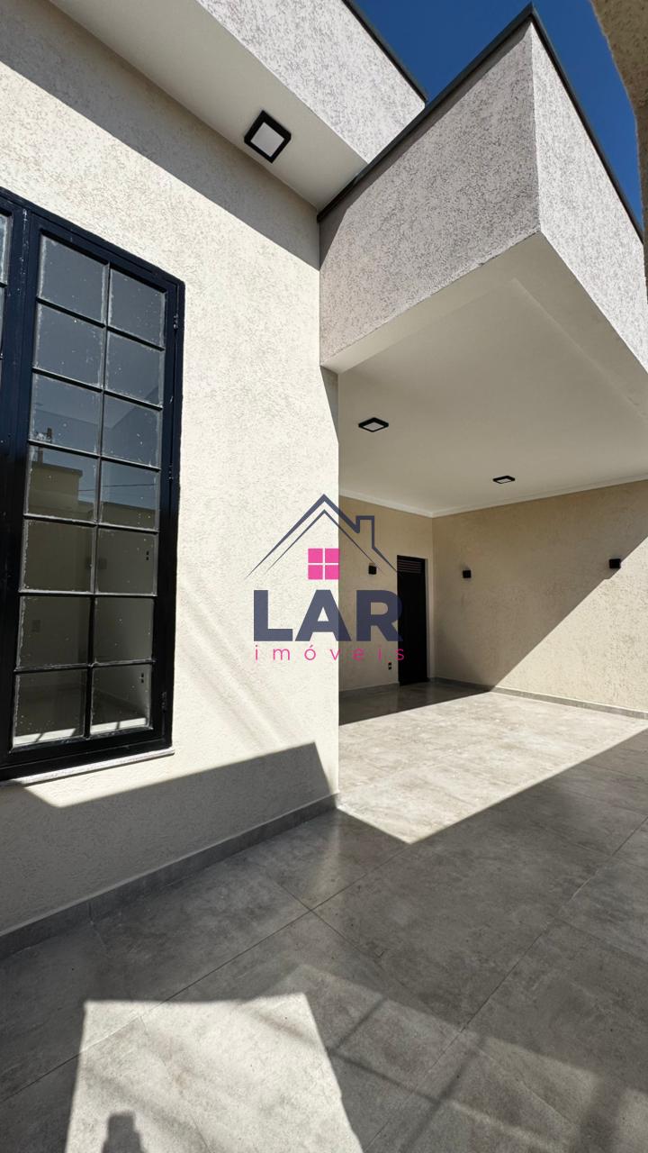 Vende-se casa localizada no bairro Parque Real, com excelente acabamento