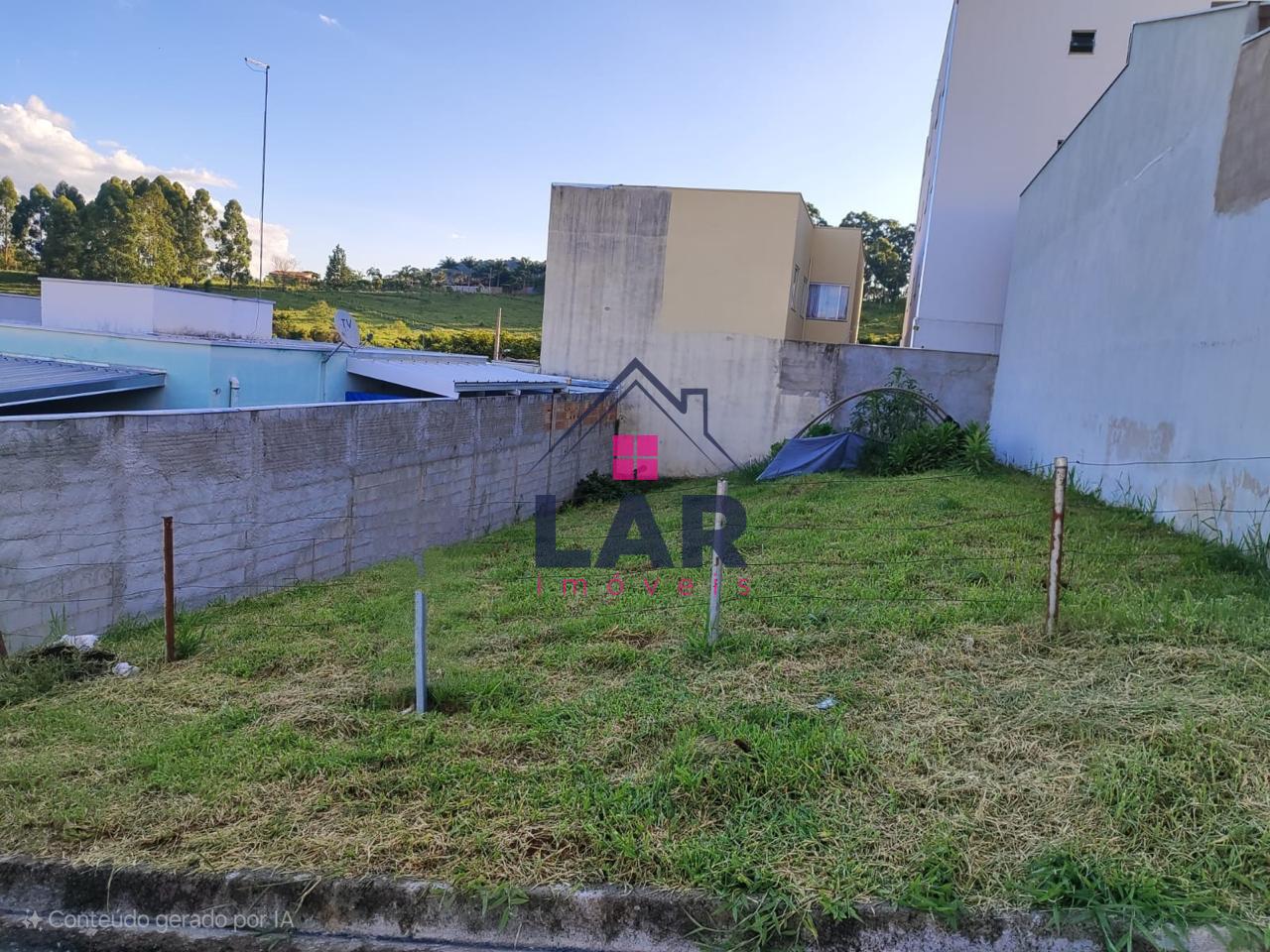 Vende-se terreno localizado no Parque Real, com excelente topografia.