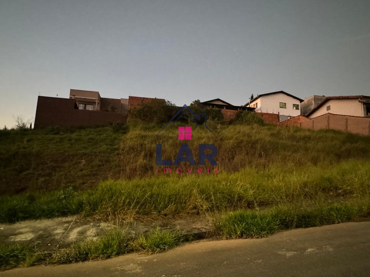 Vende-se Terreno no Colinas Santa Barbara, com 300 metros quadrados.