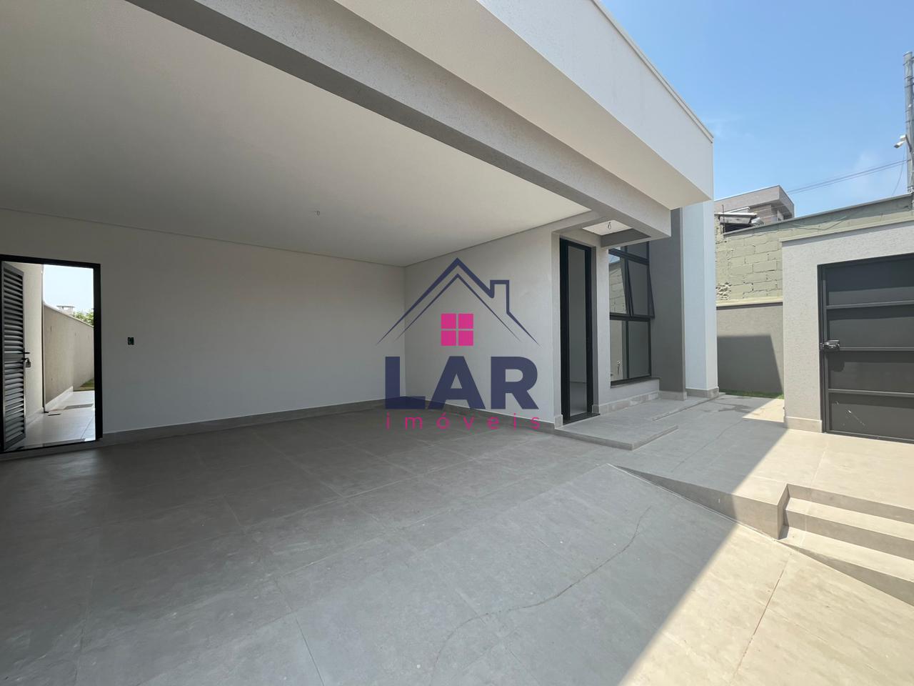 Vende-se casa de alto padrão localizada com acabamento de primeira