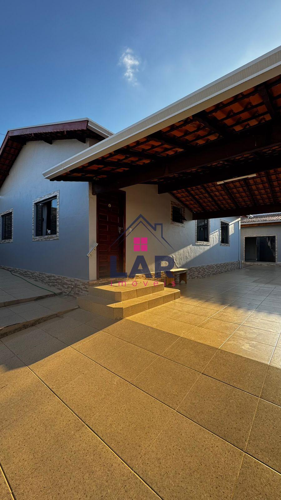 Vende-se excelente casa de alto padrão com localização privilegiada.