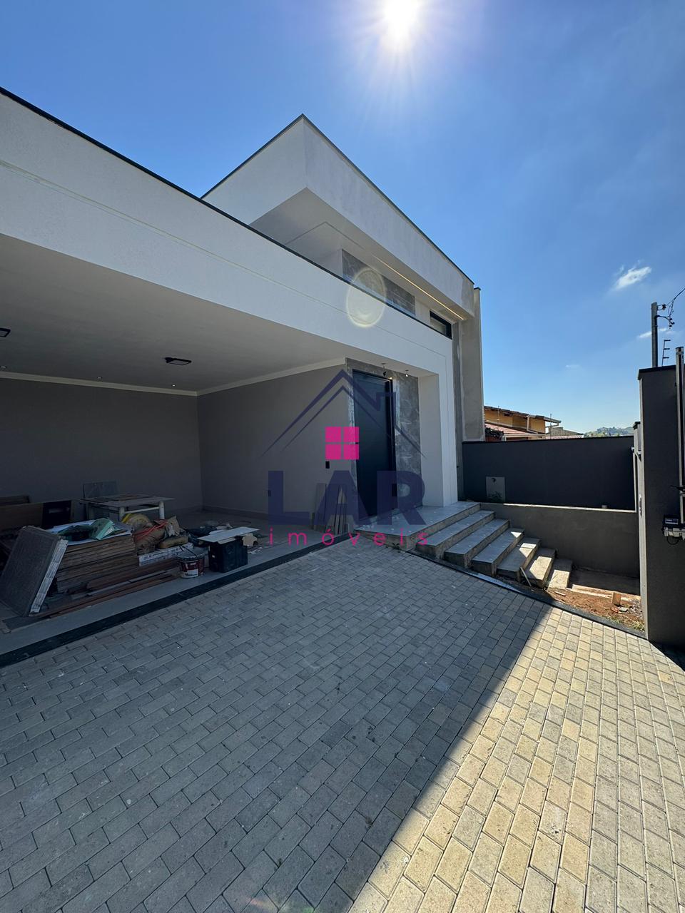 VENDE-SE CASA COM ACABAMENTO DE LUXO, E COM EXCELENTE LOCALIZAÇÃO