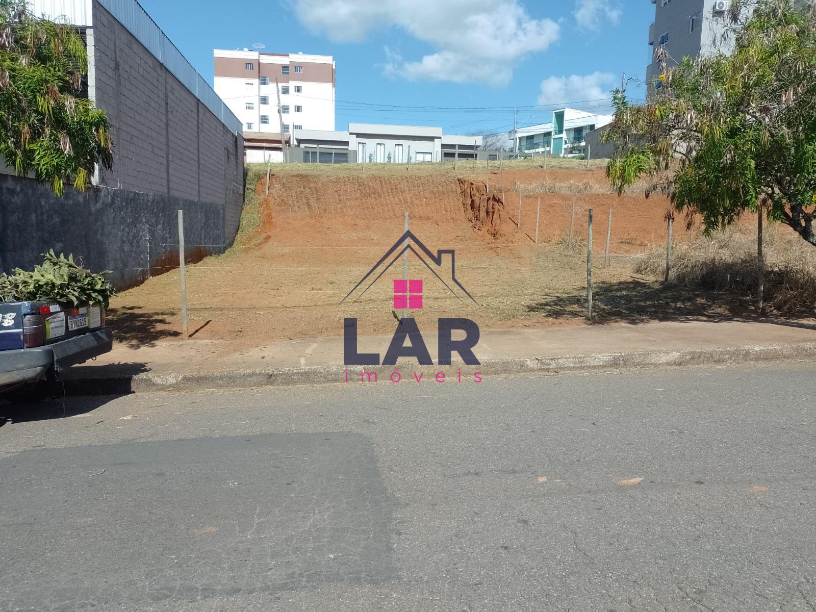 VENDE-SE TERRENO COM EXCELENTE LOCALIZAÇÃO E TOPOGRAFIA
