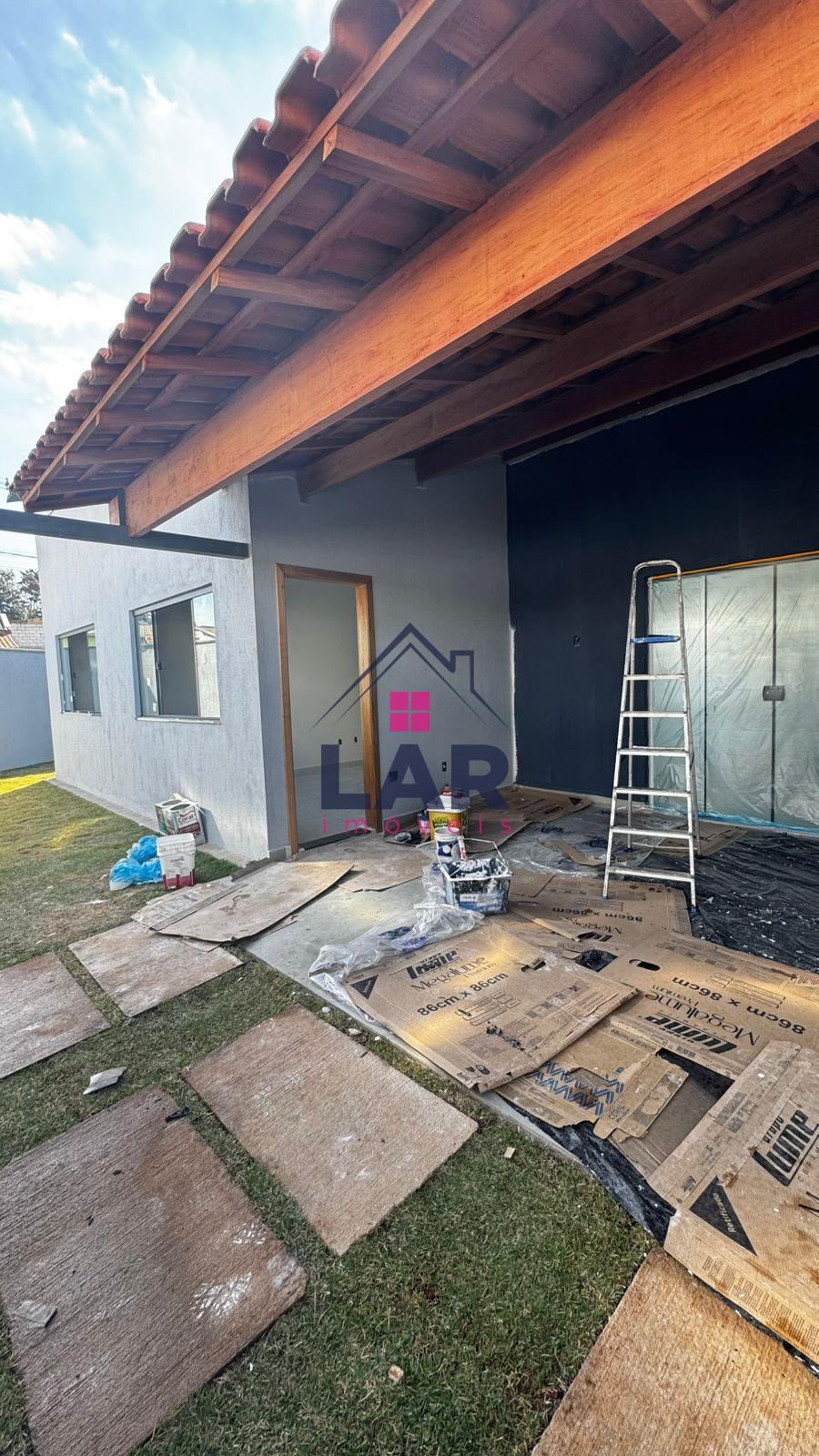 Vende-se bela casa com excelente localização e acabamento