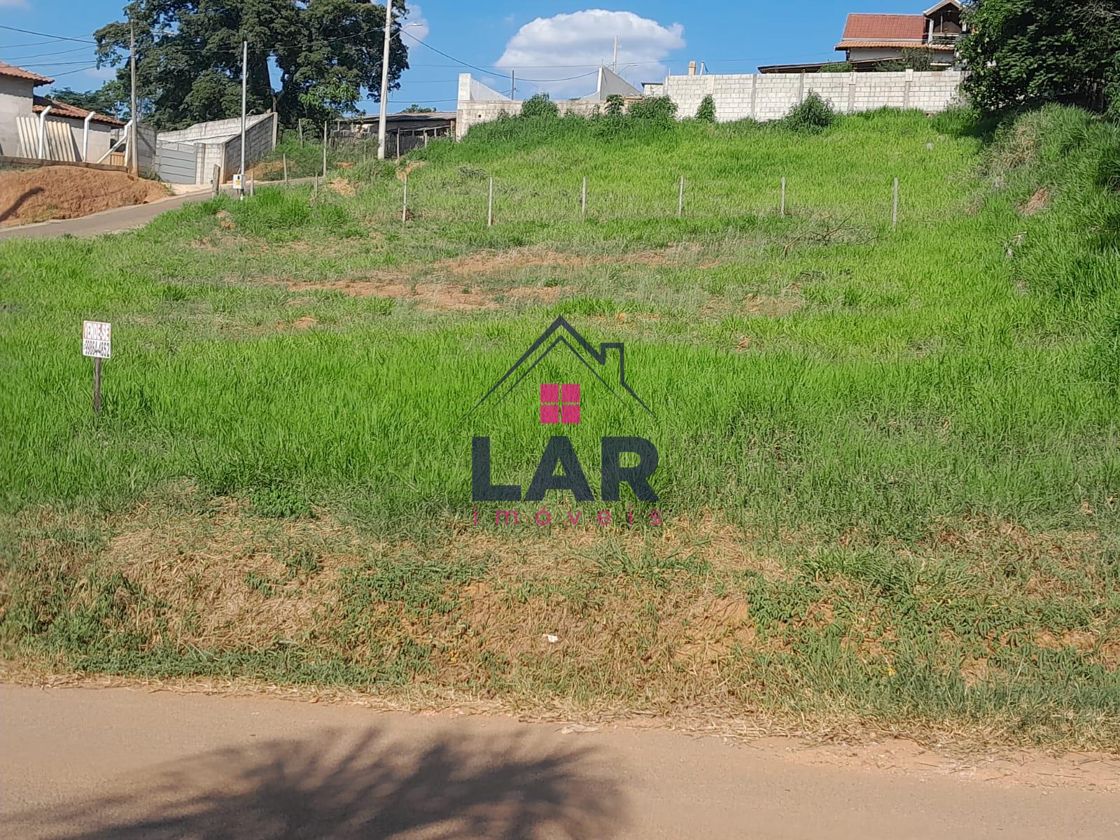 VENDE-SE TERRENO COM EXCELENTE TOPOGRAFIA E LOCALIZAÇÃO, SENDO 1000 M 