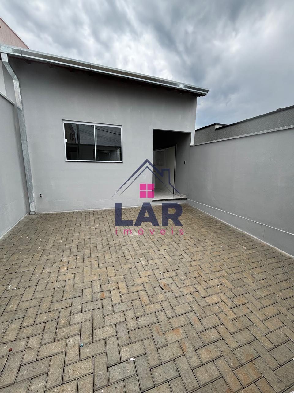 VENDE-SE CASA COM EXCELENTE LOCALIZAÇÃO E ACABAMENTO EM POUSO ALEGRE