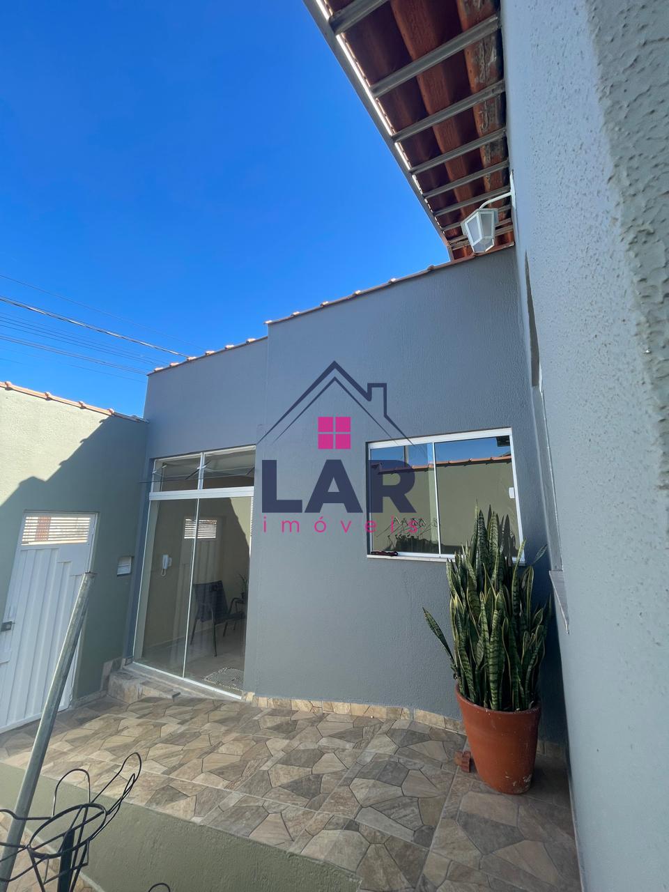 VENDE-SE CASA COM EXCELENTE LOCALIZAÇÃO E ACABAMENTO EM POUSO ALEGRE