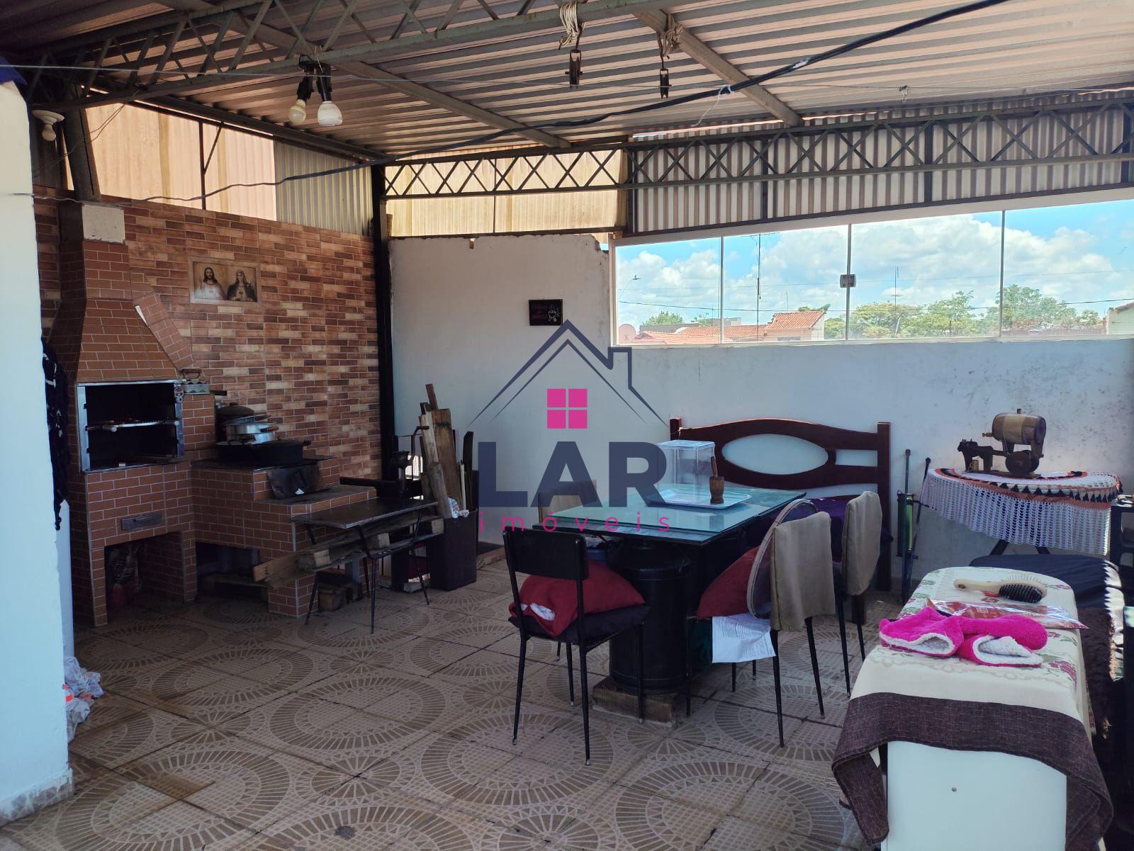 EXCELENTE OPORUNIDADE DE COMPRA DE UMA CASA COM ÓTIMA LOCALIZAÇÃO.
