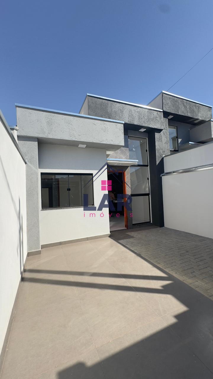 CASA COM 3 QUARTOS SENDO 1 SUÍTE COM EXCELENTE LOCALIZAÇÃO E PREÇO CONDIZENTE