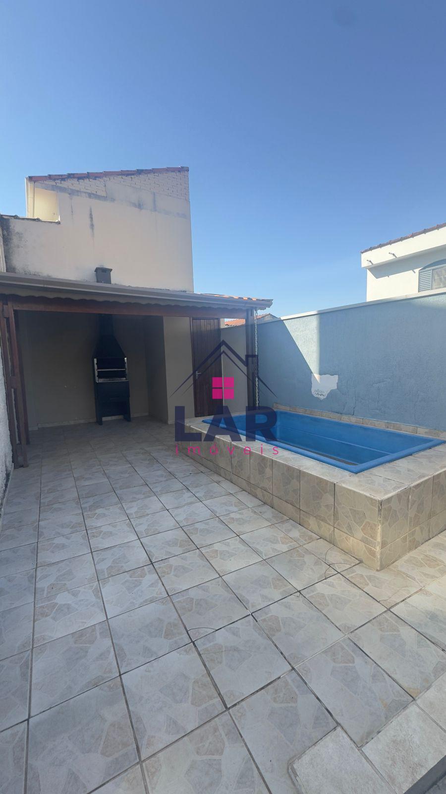 Esta linda residência oferece conforto, praticidade e muito espaço.