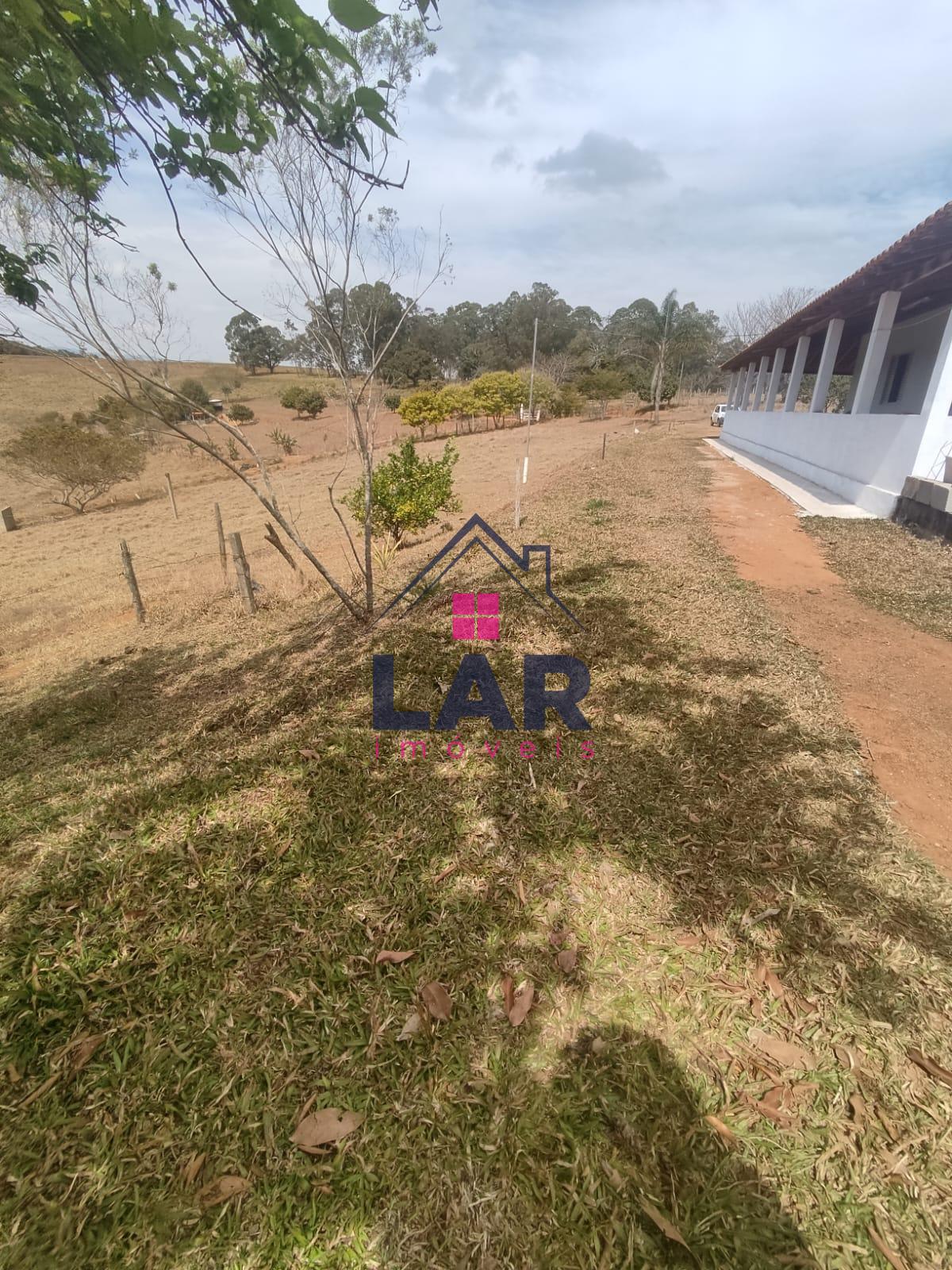 VENDE-SE SÍTIO COM EXCELENTE LOCALIZAÇÃO E TOPOGRAFIA COM 6.000 METROS QUADRADOS