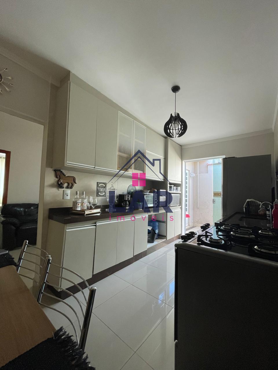 VENDE-SE CASA COM EXCELENTE ACABAMENTO E LOCALIZAÇÃO, EM POUSO ALEGRE