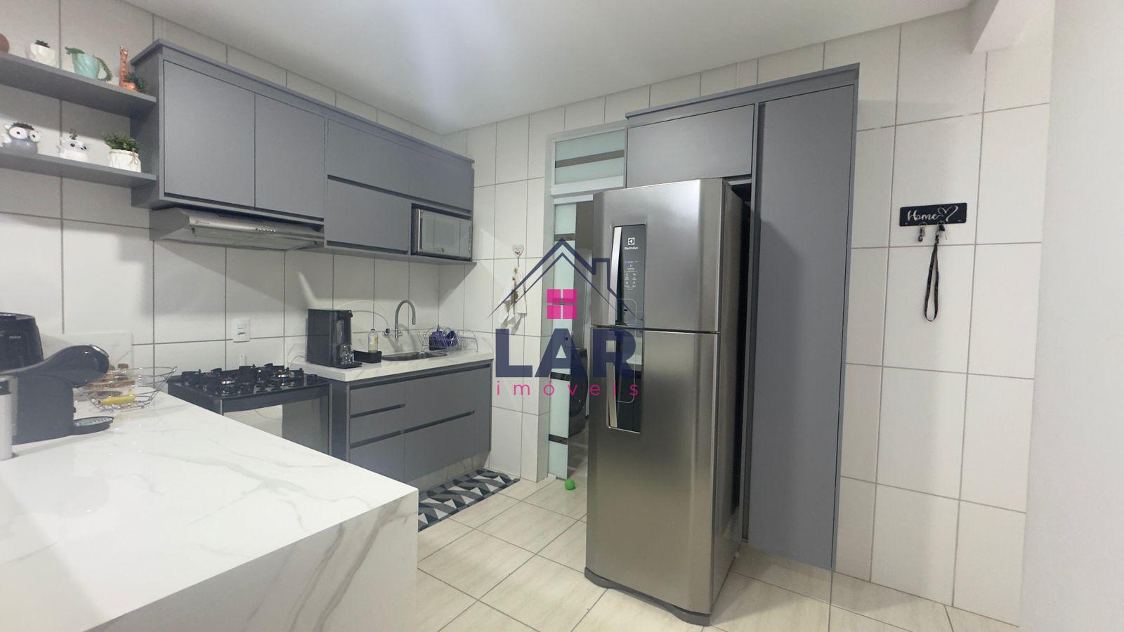 VENDE-SE APARTAMENTO COM EXCELENTE ACABAMENTO E LOCALIZAÇÃO