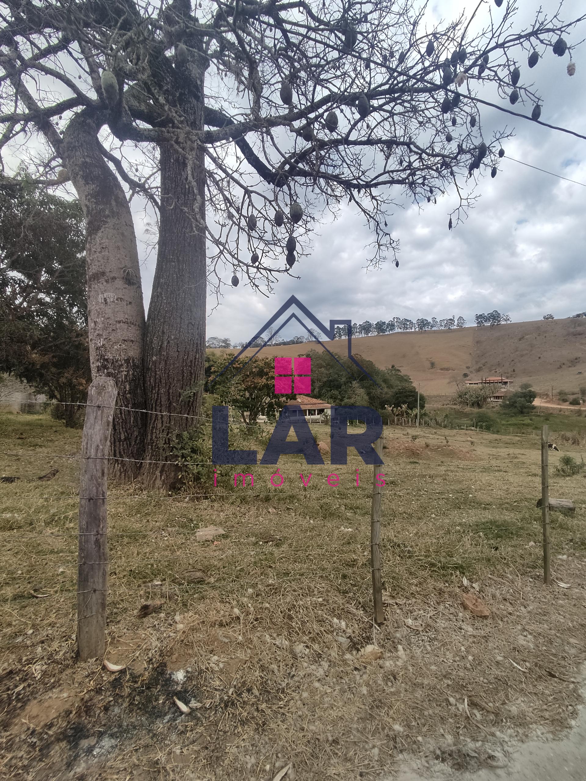 Terreno à venda no Bairro dos Rocha, Conceição dos Ouros  Amplo terreno com 3.