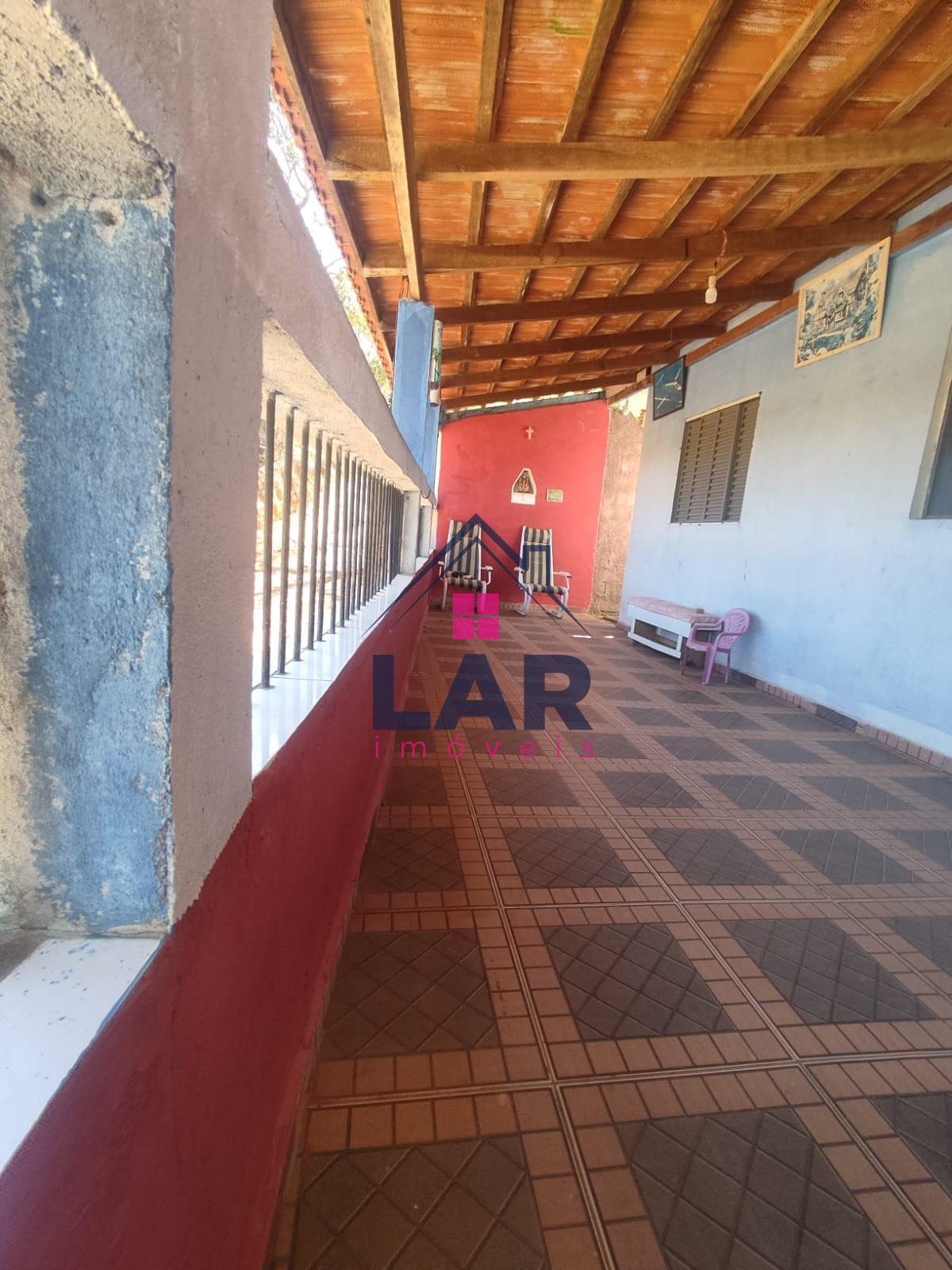 VENDE-SE CASA COM EXCELENTE LOCALIZAÇÃO , EM RUA TRANQUILA