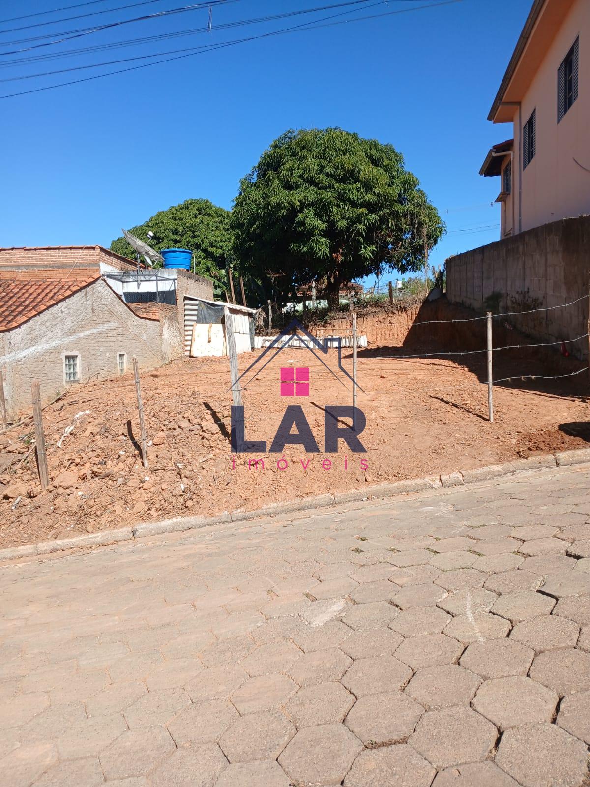 VENDE-SE TERRENO COM EXCELENTE TOPOGRAFIA E COM LOCALIZAÇÃO PRIVILEGIADA
