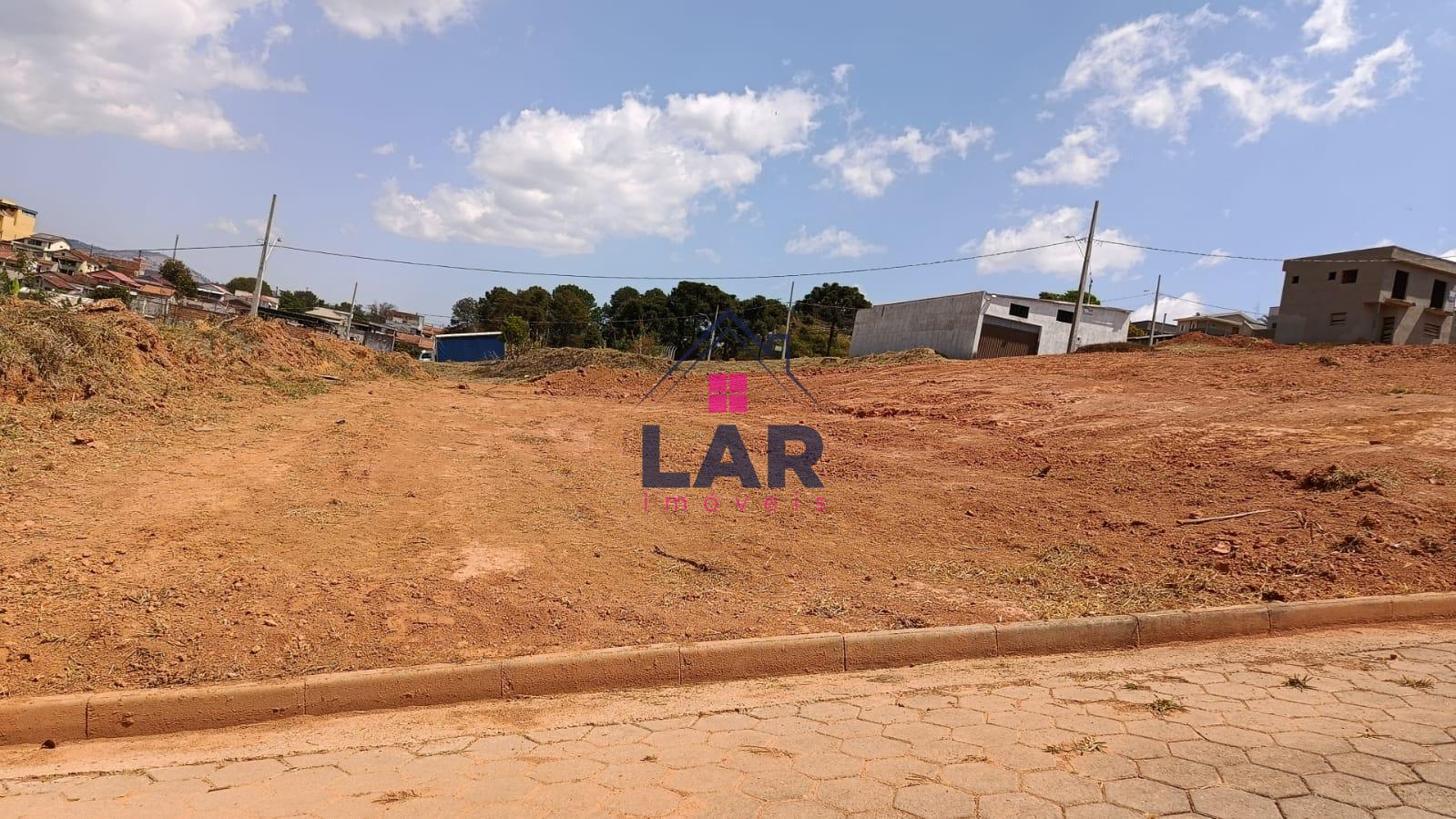 TERRENO A VENDA COM TERROPLANAGEM PRONTA E LOCALIZAÇÃO PRIVILEGIADA