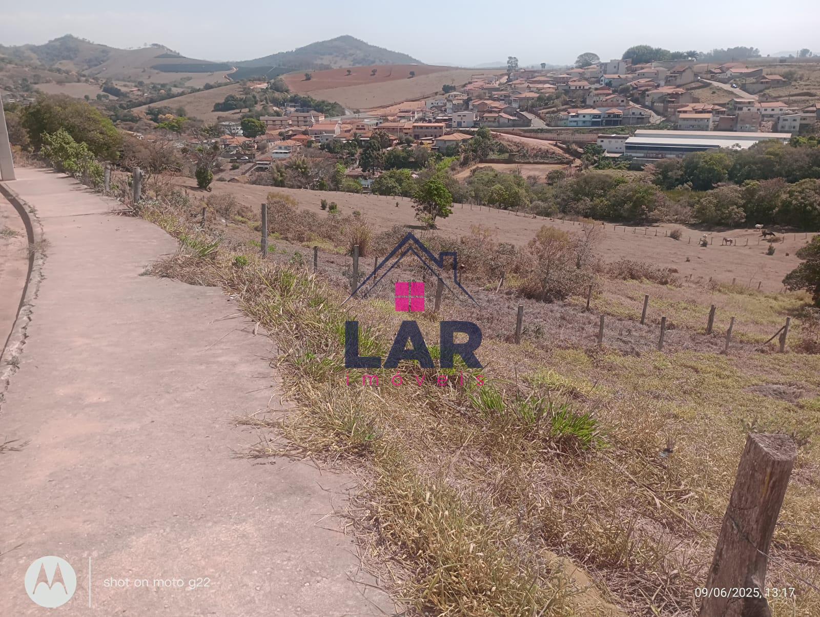 VENDE-SE TERRENO BEM LOCALIZADO , PRONTO PARA CONTRUIR. RUA TRANQUILA