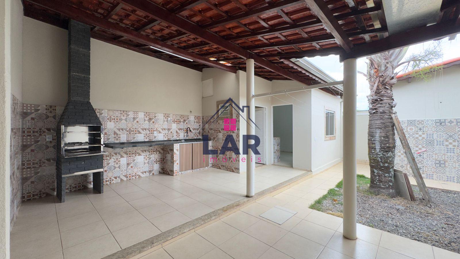 CASA A VENDA COM LOCALIZAÇÃO PRIVILEGIADA E COM ACAMENTO DE PRIMEIRA