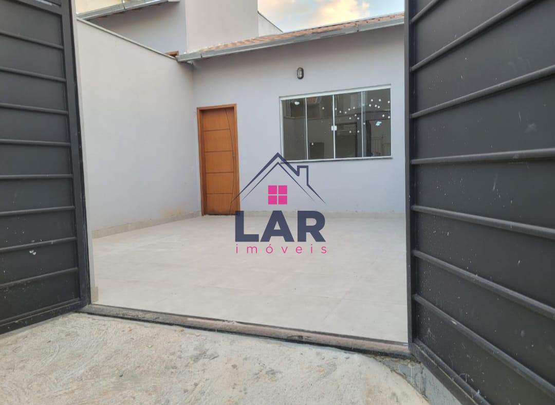 VENDE-SE CASA COM EXCELENTE ACABAMENTO E COM LOCALIZAÇÃO PRIVILEGIADA