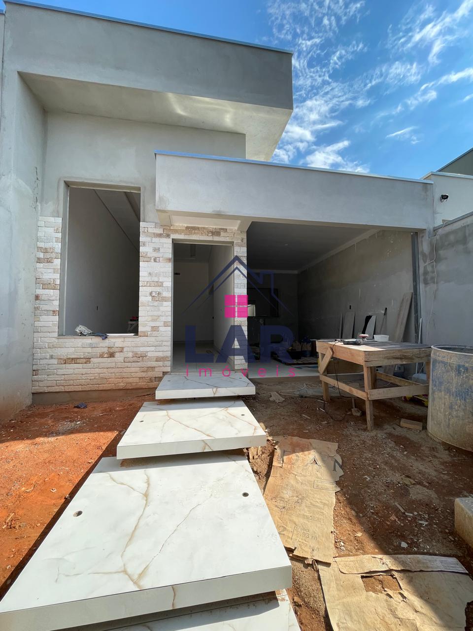 VENDE-SE CASA COM EXCELENTE ACABAMENTO E LOCALIZAÇÃO PRIVILEGIADA