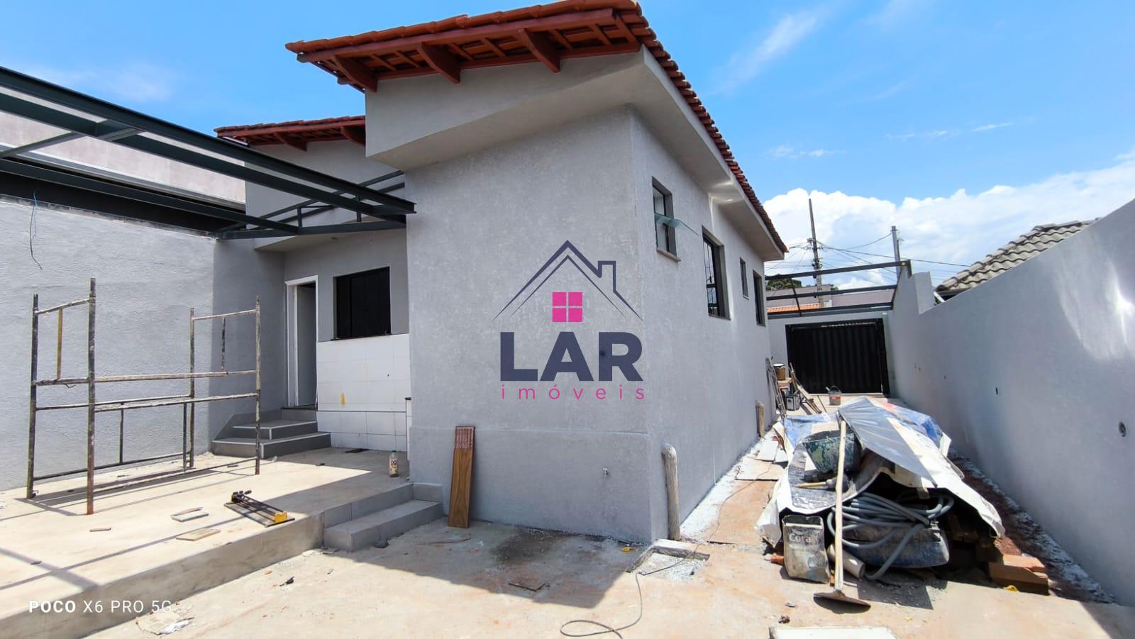 VENDE-SE CASA COM LOCALIZAÇÃO PRIVILEGIADA E COM ACABAMENTO DE PRIMEIRA