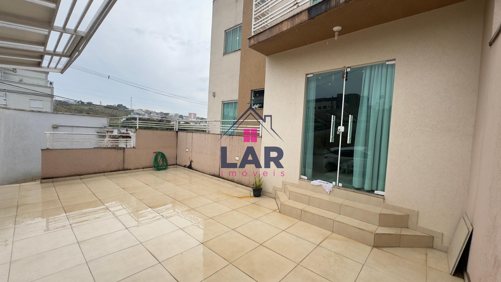 Apartamento para locação no bairro Santa Rita 2; Com 2 quartos sendo 1 suíte.