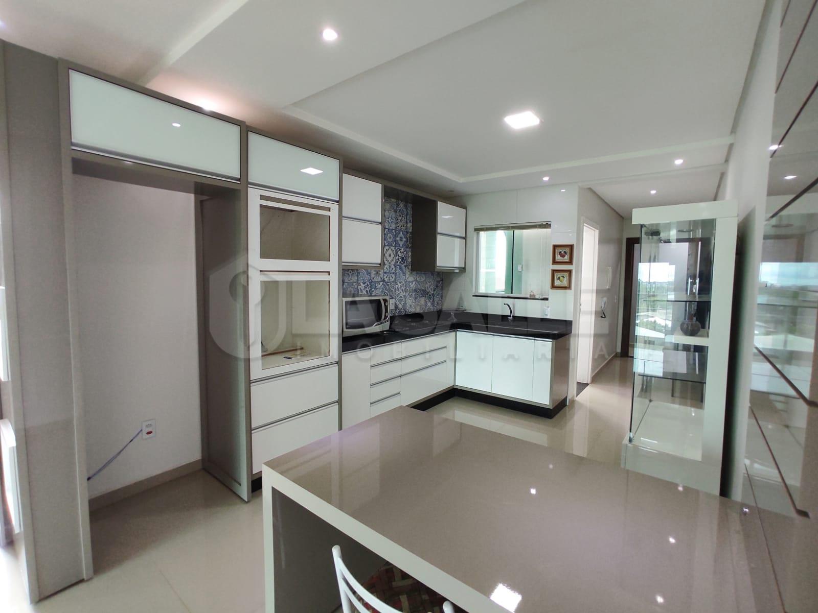 APARTAMENTO DUPLEX SEMI MOBILIADO COM 01 SUÍTE E 01 QUARTO DISPONIVEL PARA LOCAÇÃO NO  JD. GISELA -