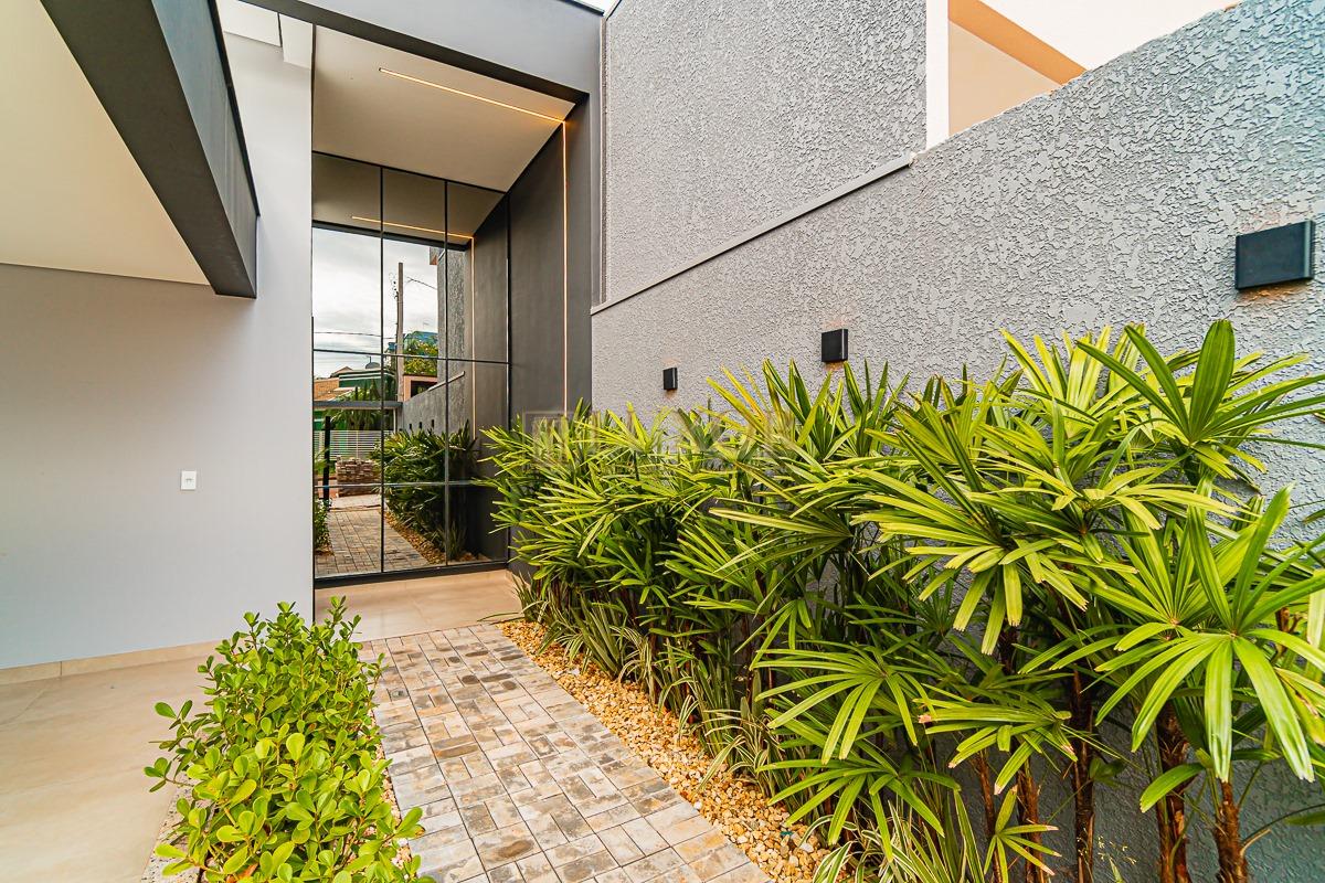 Casa á venda no Jardim Pancera com 01 suíte   02 quartos e sobra de terreno.
