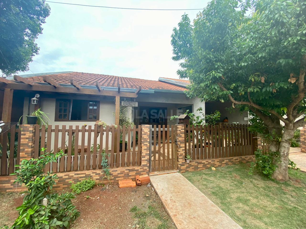 Casa á venda no Jardim São Francisco em terreno inteiro e com piscina