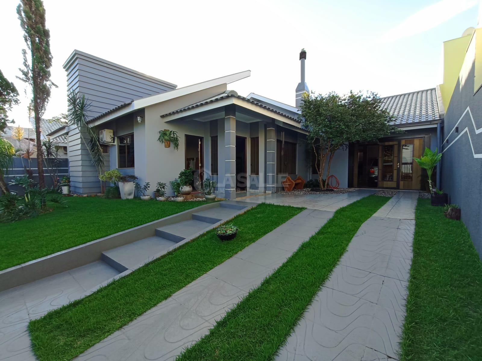 Casa à venda em terreno grande e 4 quartos, Jardim Pancera, TOLEDO - PR