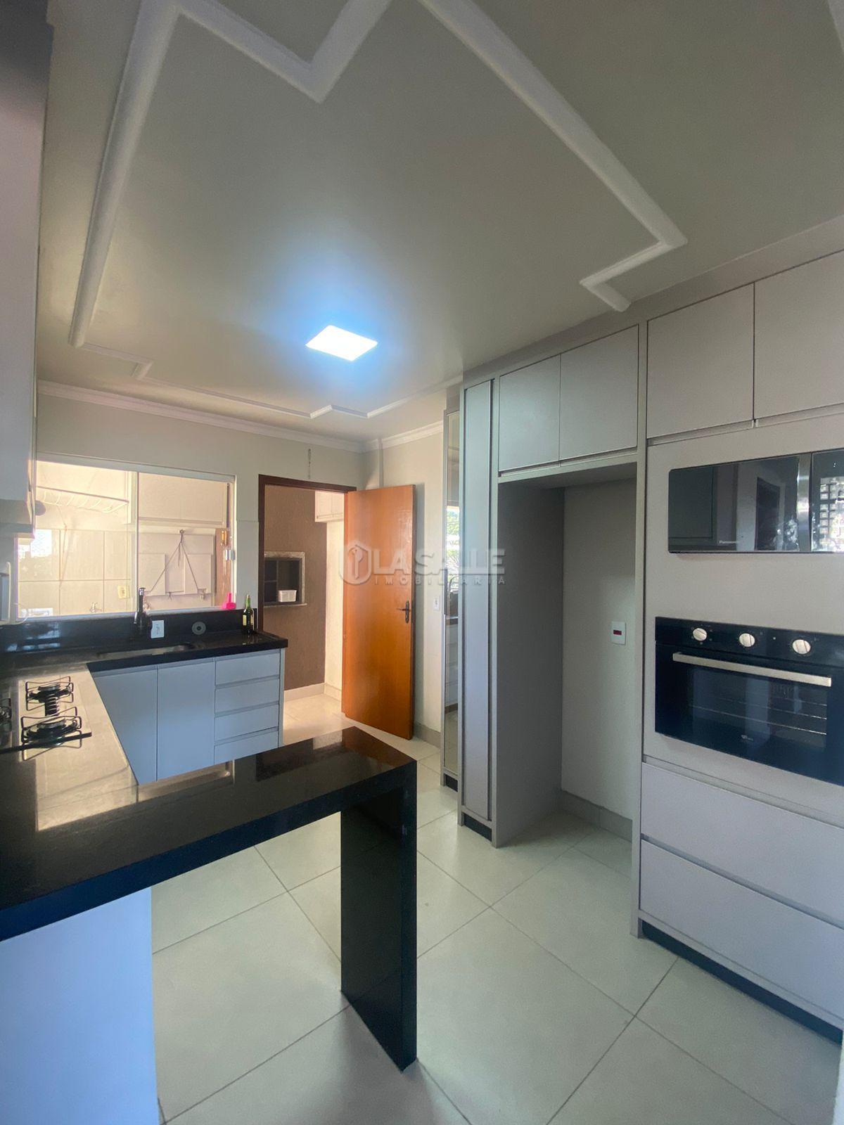 Apartamento semi mobiliado com 03 quartos no Jardim Santa Maria