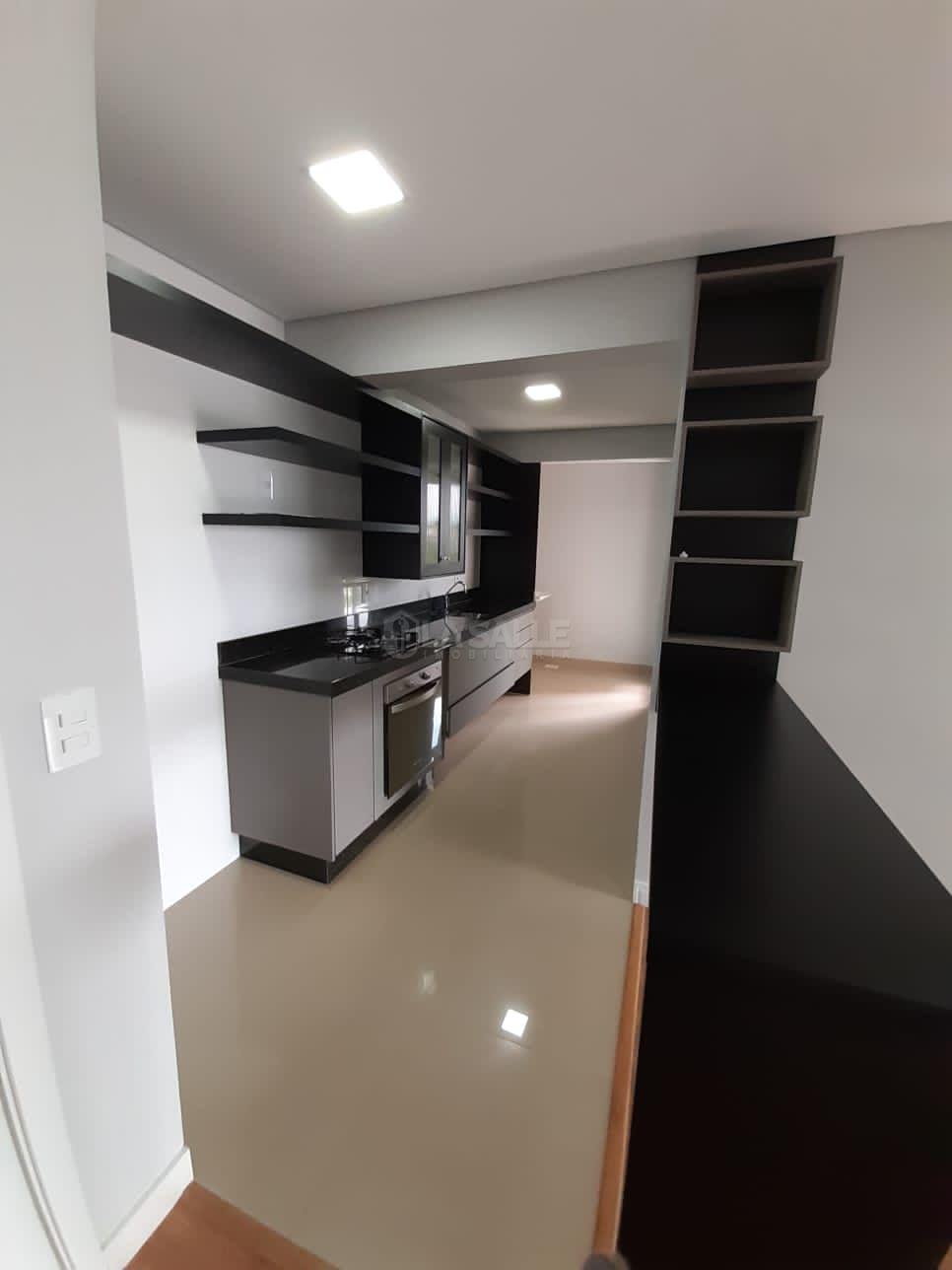 Apartamento á venda no Jardim Pancera com cozinha planejada e 02 vagas de garagem