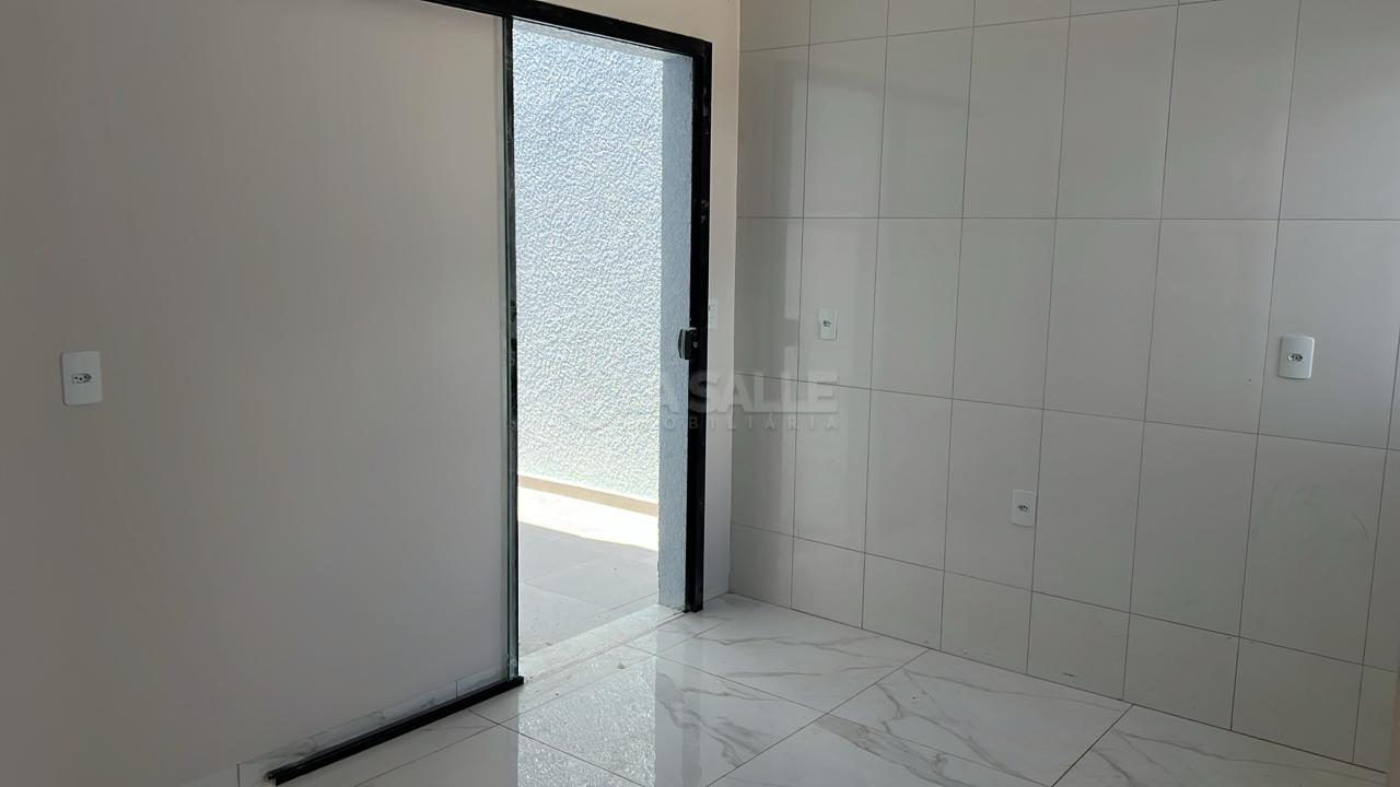 Casa á venda no Jardim São Francisco com 1 suíte   02 quartos, passagem lateral e sobra de terreno