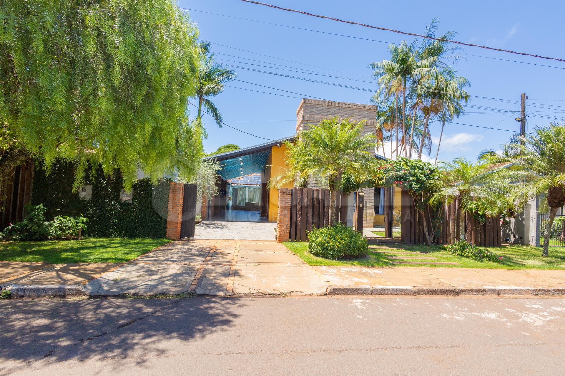 Casa à venda com piscina e sauna no Centro, TOLEDO - PR